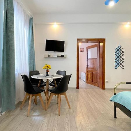 Evu Long Street Apartment Brasov Bagian luar foto