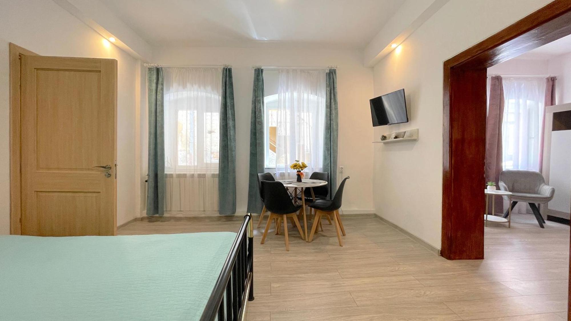 Evu Long Street Apartment Brasov Bagian luar foto